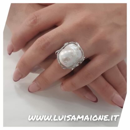 Anello in Argento Rodiato con Perla Barocca